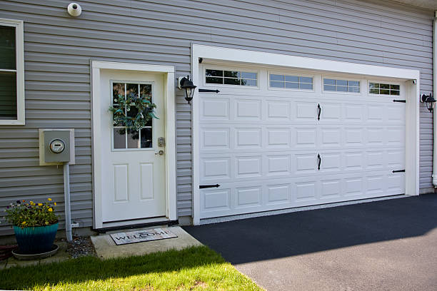 24/7 Emergency Garage Door Panel Replacement experts in Forest Lake, IL
